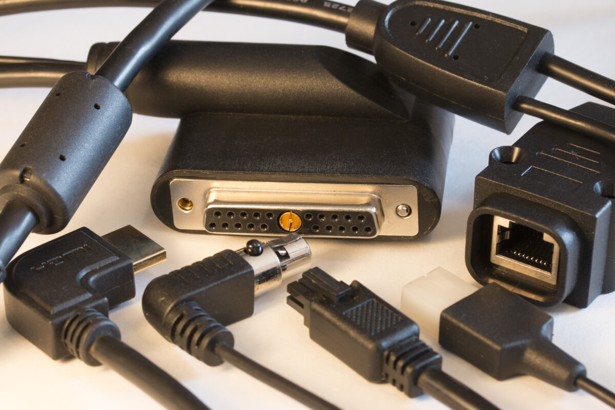 Assemblage de connecteurs surmoulés sur mesure